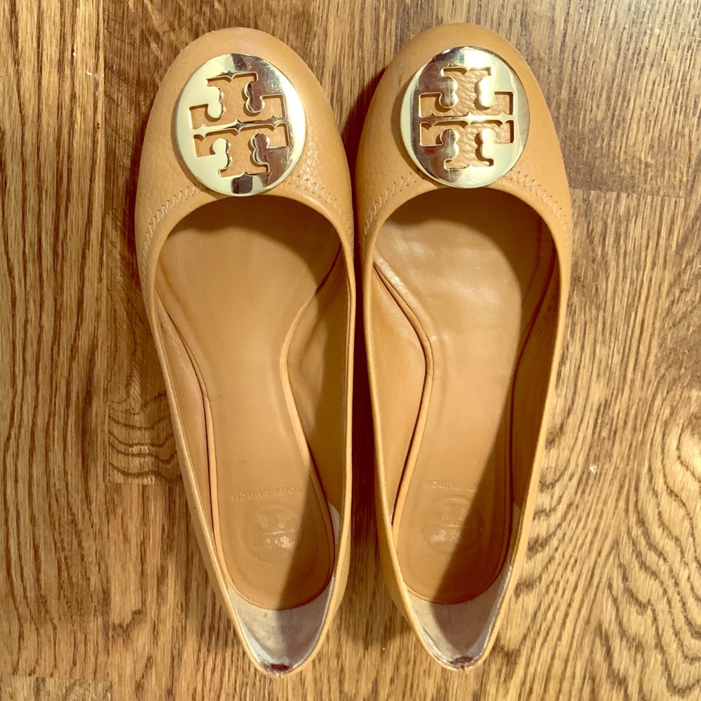 Tori Burch Camel and Gold Flats